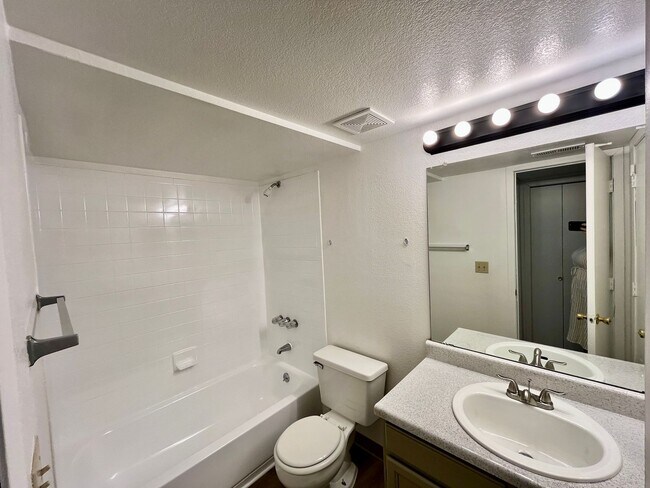 Building Photo - 2 bed 1 bath on 2nd floor in unit washer/d...