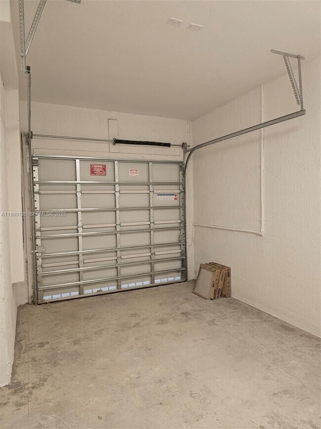 Building Photo - 2785 SE 25th Ave