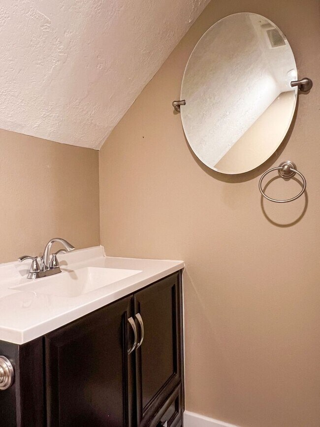 Building Photo - 3BD/2BA+FLEX HOME IN LEBANON