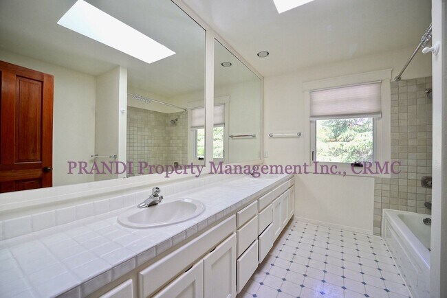 Building Photo - Spacious Glenwood Oasis with Acre of Land!