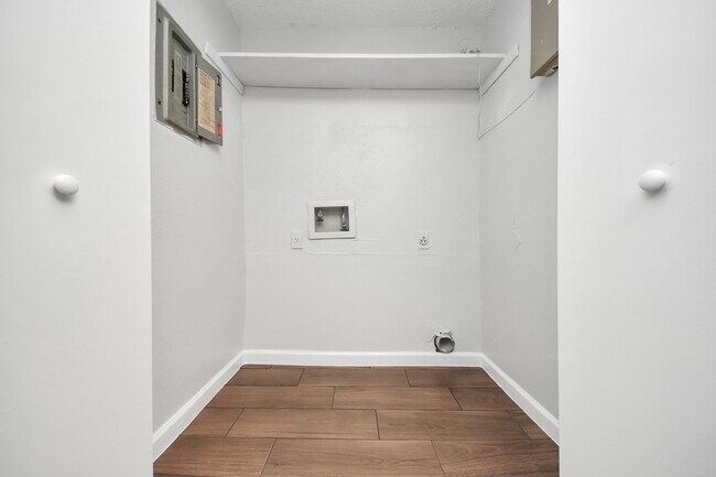 Building Photo - 3750 Tanglewilde St