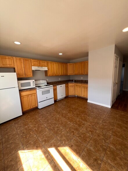 Building Photo - 1710 Trinidad Ave NE