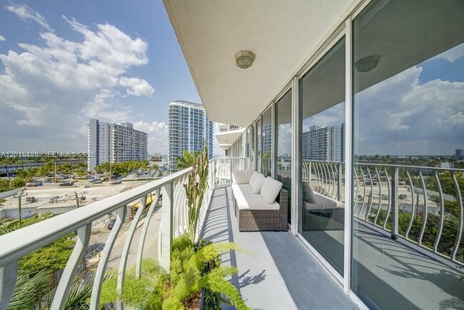 Building Photo - 7601 E Treasure Dr