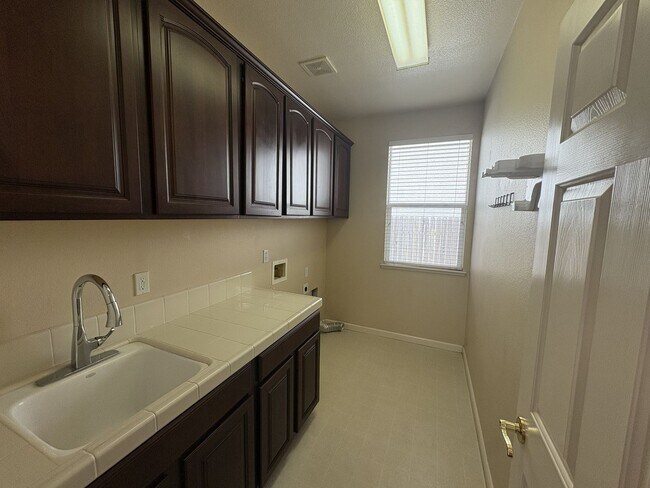 Building Photo - 5637 Lilyview Way