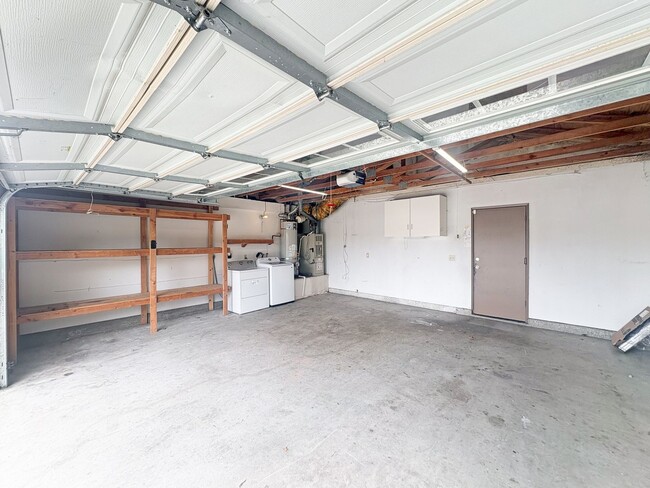 Building Photo - SD: Comfortable 3BD/2BA Home in Oceanside with Community Pool, 2-Car Garage & Walking Trails