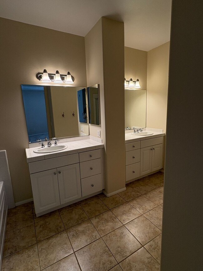 Building Photo - Spacious Townhome in Ventura!