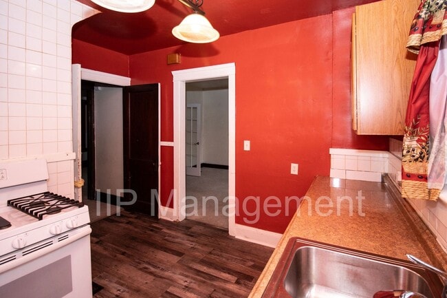 Building Photo - VOUCHERS ACCEPTED! LARGE 4 BEDROOM/2 BATHR...