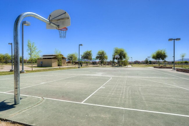 Building Photo - Charming 5 Bed 3 Bath Home in good communi...