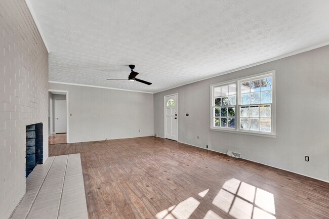 Building Photo - Charming Three Bedroom Home in Gray Court