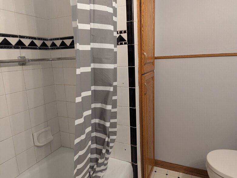 Full bath - 1431 Spartan Ave