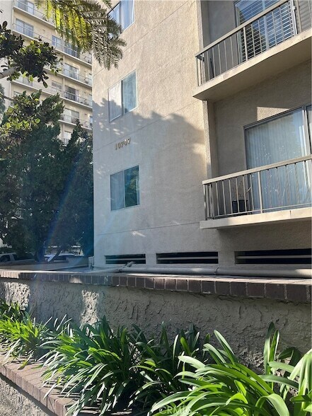 Building Photo - 10747 Wilshire Blvd
