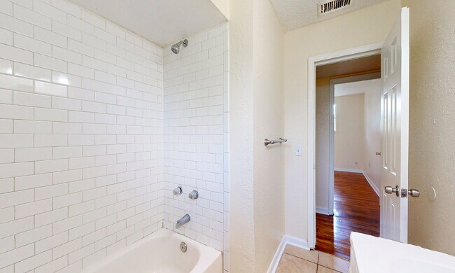 Building Photo - "Cozy 3-Bedroom Gem with a Gated Private B...