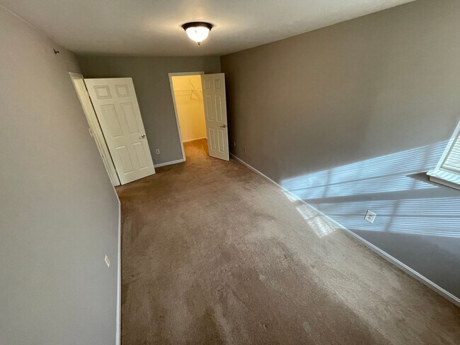 Building Photo - Condo Available in Essex!