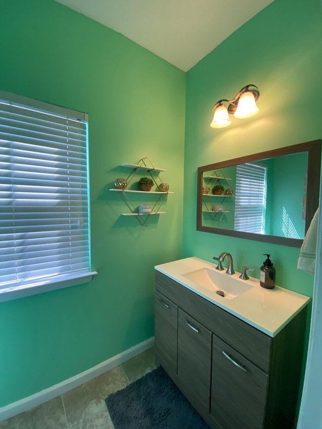 Building Photo - Beautifully Maintained Home in Prime Savannah Location