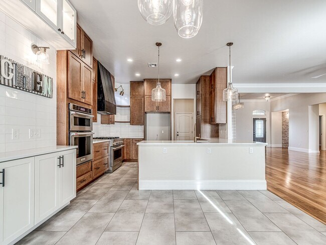 Building Photo - Fantastic home in the Fairways at Surrey H...