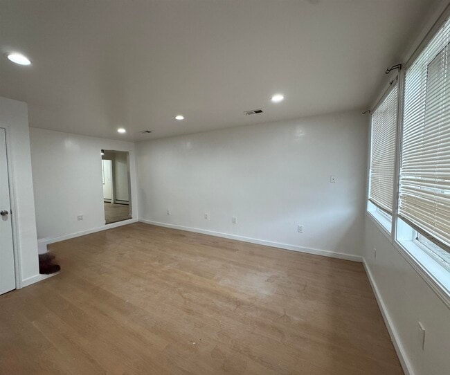 Primary Photo - 210 Hamilton St