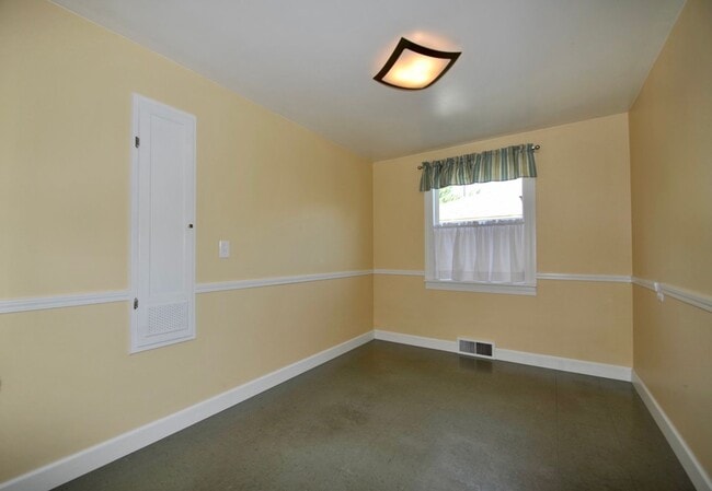 Building Photo - Charming 2 bed 1 bath bungalow with 2nd living room