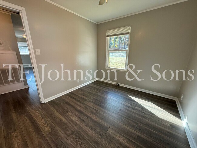 Building Photo - Cozy Greensboro Home with Modern Comforts