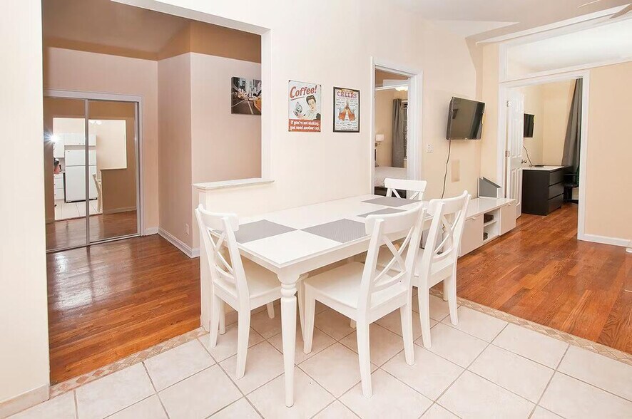 Building Photo - 236 E 80th St