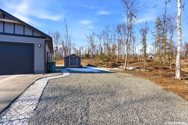Building Photo - Aurora Heights Ranch