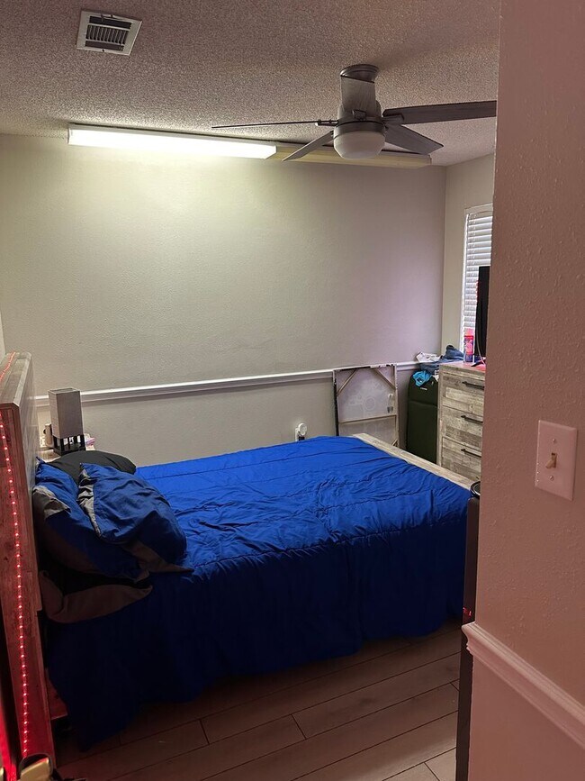 Building Photo - Beautiful 3/2 in Golf Course Community