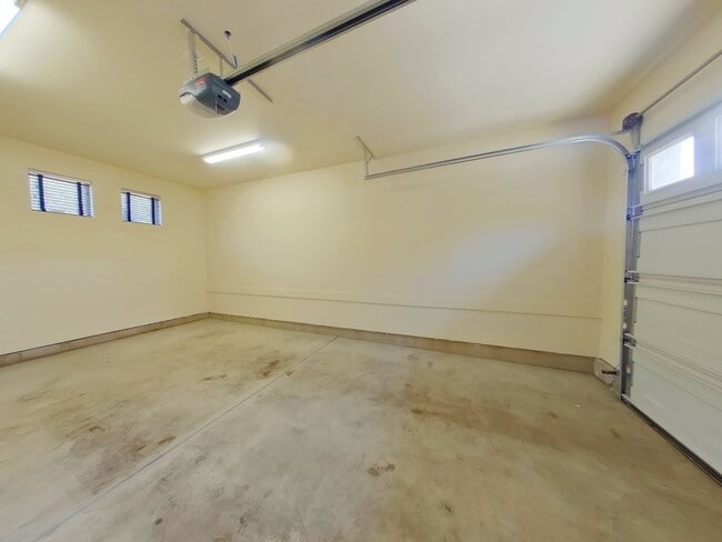 Building Photo - Newer Duplex Near Autzen Stadium - 3Bed/2B...