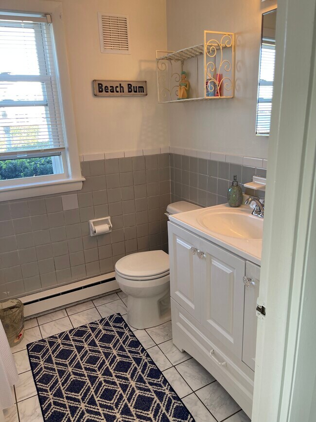 BATHROOM - 21 Hawes Ave