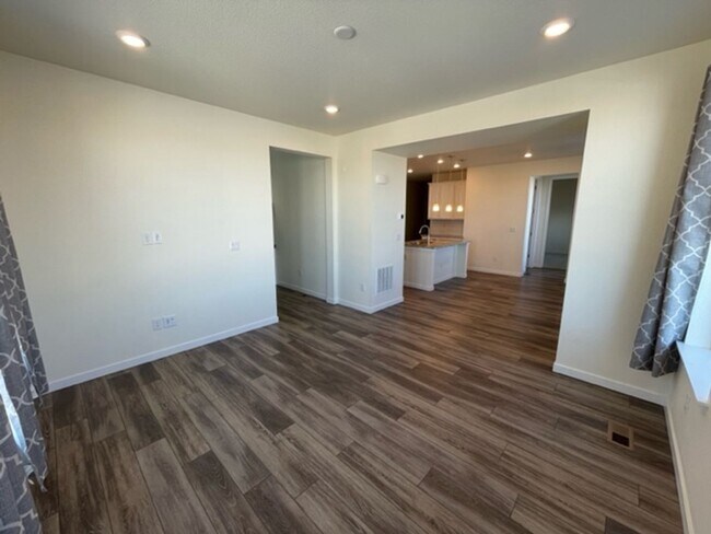 Building Photo - 1547 Quest Aly