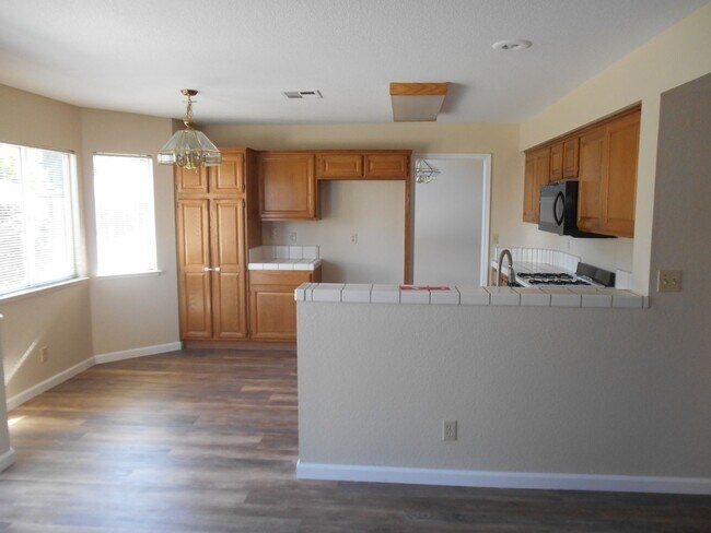 Building Photo - Wonderful 3 Bedroom home with 3 car garage.