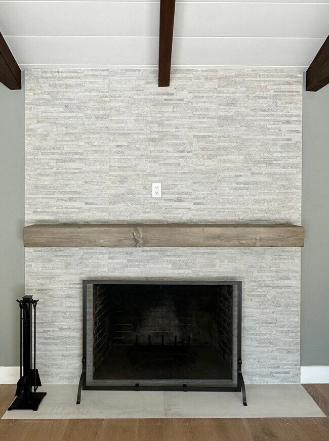 Building Photo - Stunning new build, top of the line everything, walk to town location, close to schools! INCLUDES...