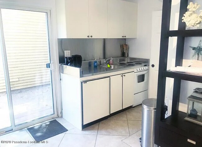 Building Photo - 748 N La Jolla Ave