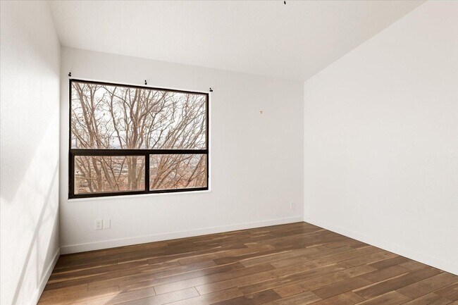 Building Photo - Recently Remodeled Condo with Spectacular Views – Utilities Included & Community Pool