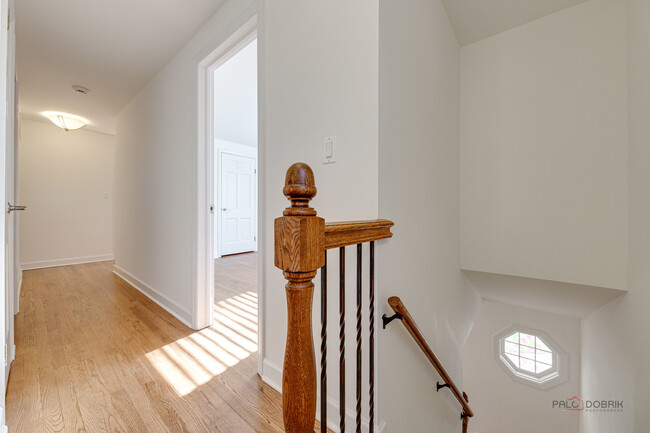 Building Photo - 813 Meadow Ln