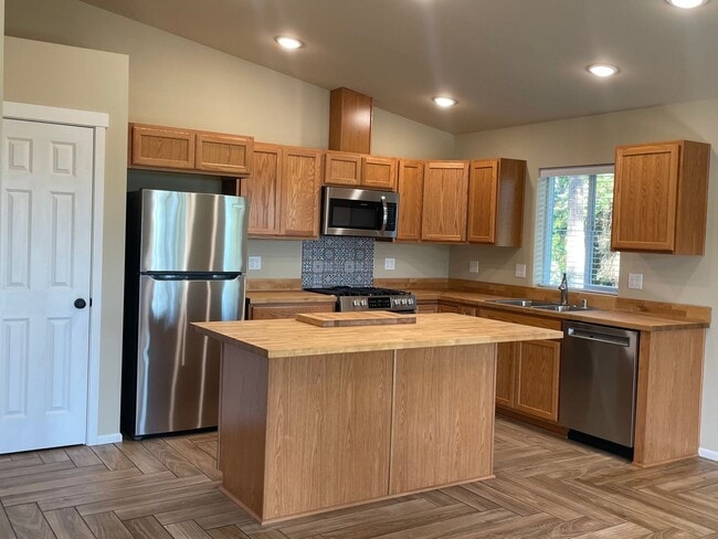 Building Photo - Newer Double Bluff Home In The Woods!