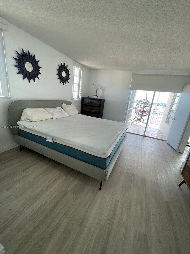 Building Photo - 2910 Point E Dr