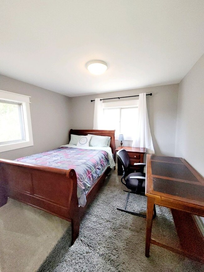 Building Photo - Executive Rental Fully Furnished PERFECT G...