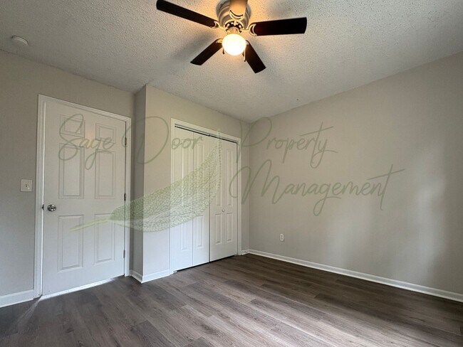 Building Photo - SPACIOUS TOWNHOME IN KANSAS CITY