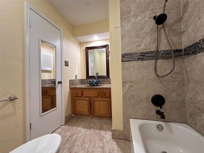 Building Photo - 3230 Meadway Dr