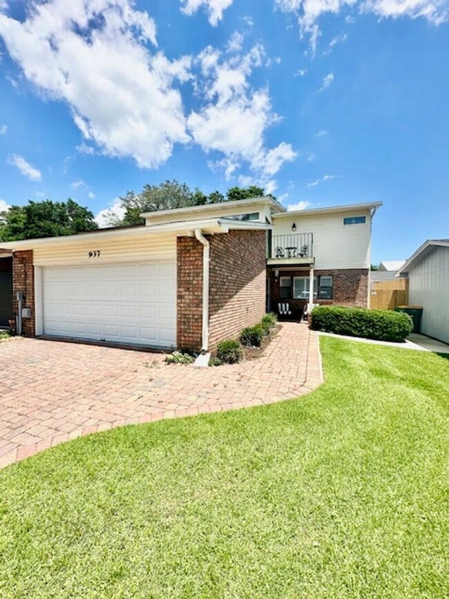 Building Photo - GORGEOUS 3 bedroom/3 bathroom/2 car garage townhome for rent in the desirable DONLABROOK GARDENS!