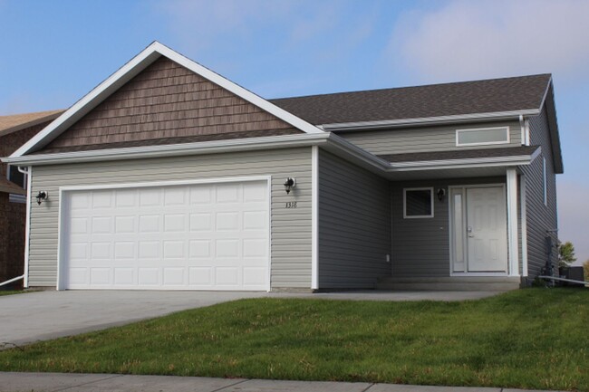 Building Photo - 4 Bed 3 Bath