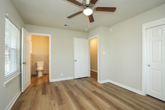 Building Photo - 631 Edgebrook Dr