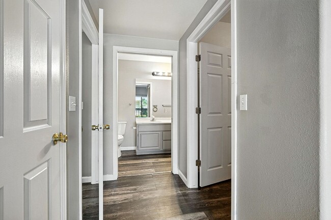 Building Photo - Immaculate Updated 2-Bedroom, 2-Bath Groun...