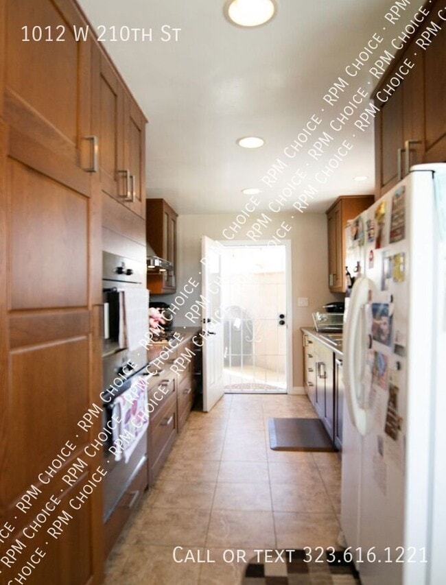 Building Photo - 1012 W 210th St