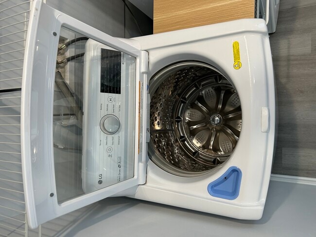 Building Photo - 807 Elm Ave