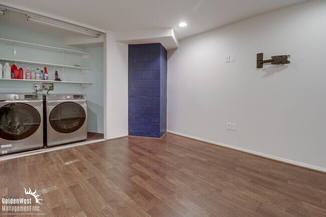 Building Photo - Modern 2Bdm 2.5Ba Town-home with Rooftop D...