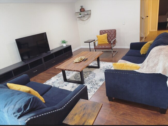 Building Photo - 900 Shady Creek Ln