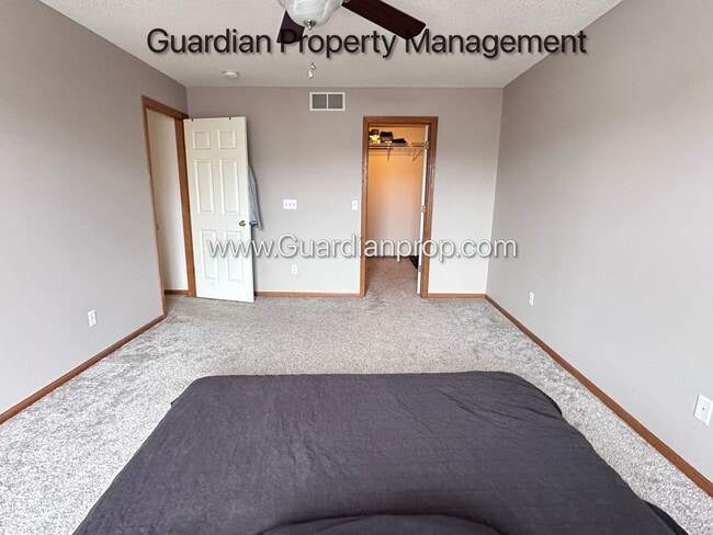 Building Photo - Shakopee Town Home, 2 Car Garage, 1.5 Baths, Patio, Dishwasher, W/D