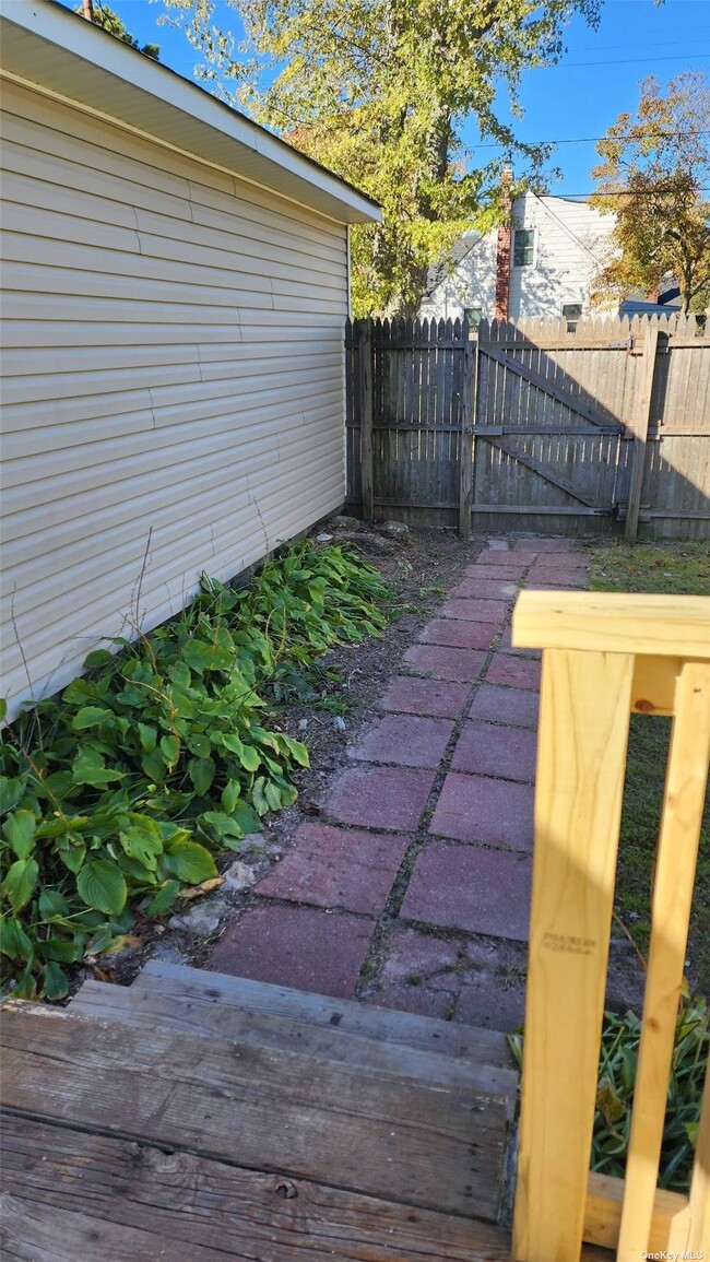 Building Photo - 169 Bayview Dr