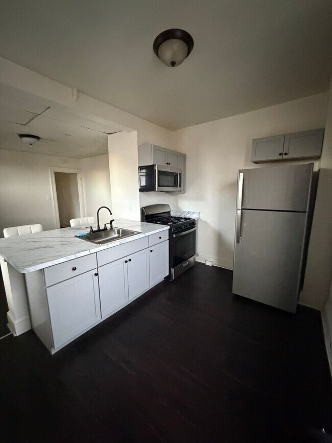 Building Photo - 758 W King St