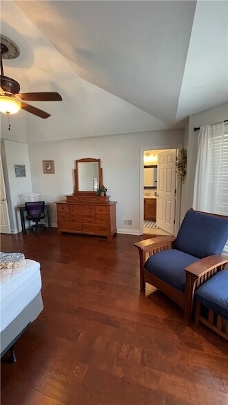 Building Photo - 574 E Vanderbilt Dr